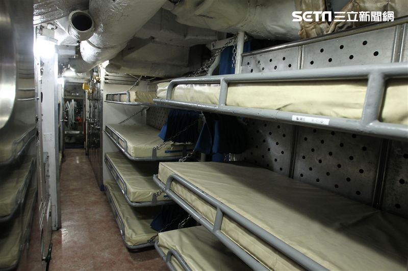 海軍首次選在基隆港東、西碼頭辦理裝備靜態展示、動態表演，茄比級潛艦首次開放民眾入內參觀。（記者邱榮吉/攝影）