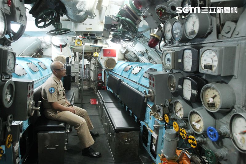 海軍首次選在基隆港東、西碼頭辦理裝備靜態展示、動態表演，茄比級潛艦首次開放民眾入內參觀。（記者邱榮吉/攝影）