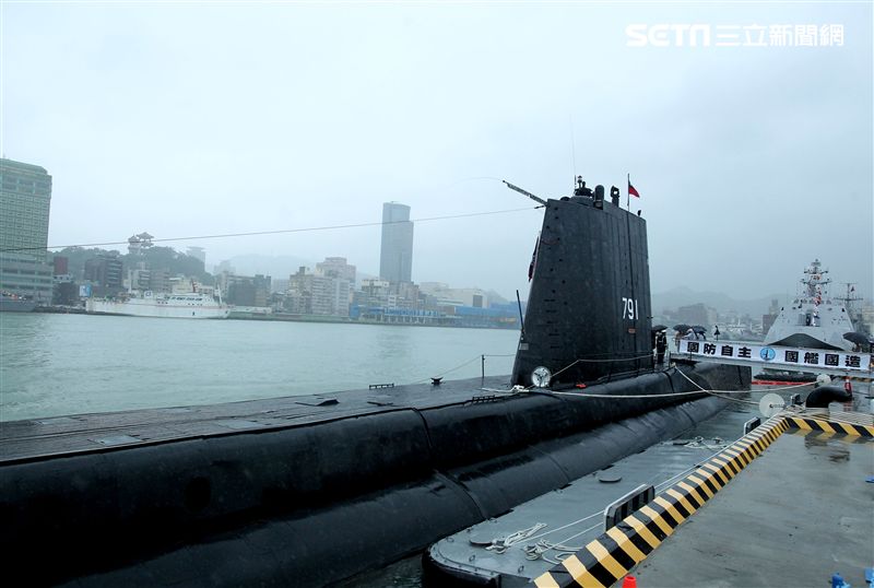 海軍首次選在基隆港東、西碼頭辦理裝備靜態展示、動態表演，茄比級潛艦首次開放民眾入內參觀。（記者邱榮吉/攝影）