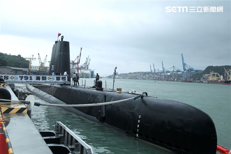 海軍首次選在基隆港東、西碼頭辦理裝備靜態展示、動態表演，茄比級潛艦首次開放民眾入內參觀。（記者邱榮吉/攝影）