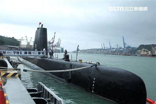 海軍首次選在基隆港東、西碼頭辦理裝備靜態展示、動態表演，茄比級潛艦首次開放民眾入內參觀。（記者邱榮吉/攝影）