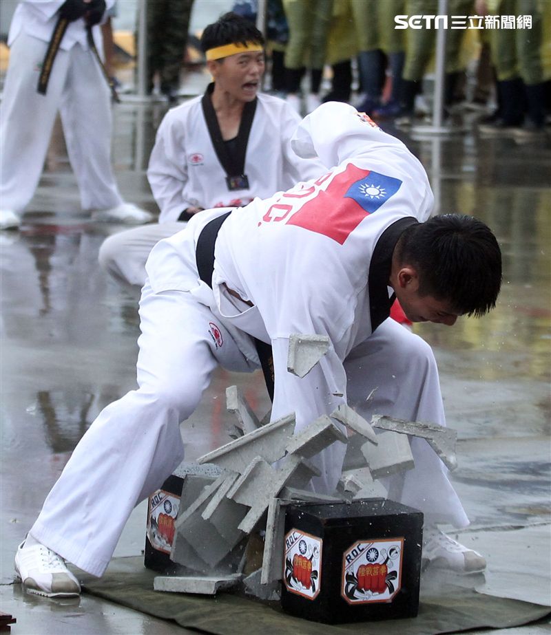 海軍陸戰隊學校莒拳隊戰技操演。（記者邱榮吉/攝影）