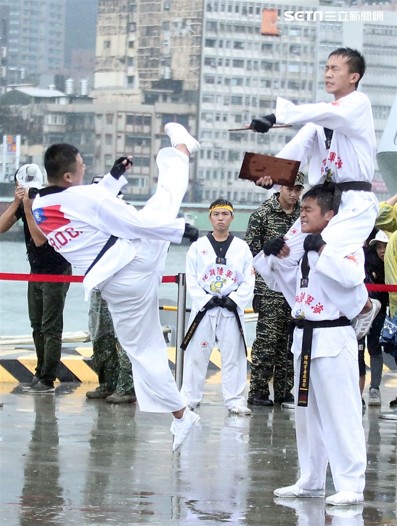 海軍陸戰隊學校莒拳隊戰技操演。（記者邱榮吉/攝影）