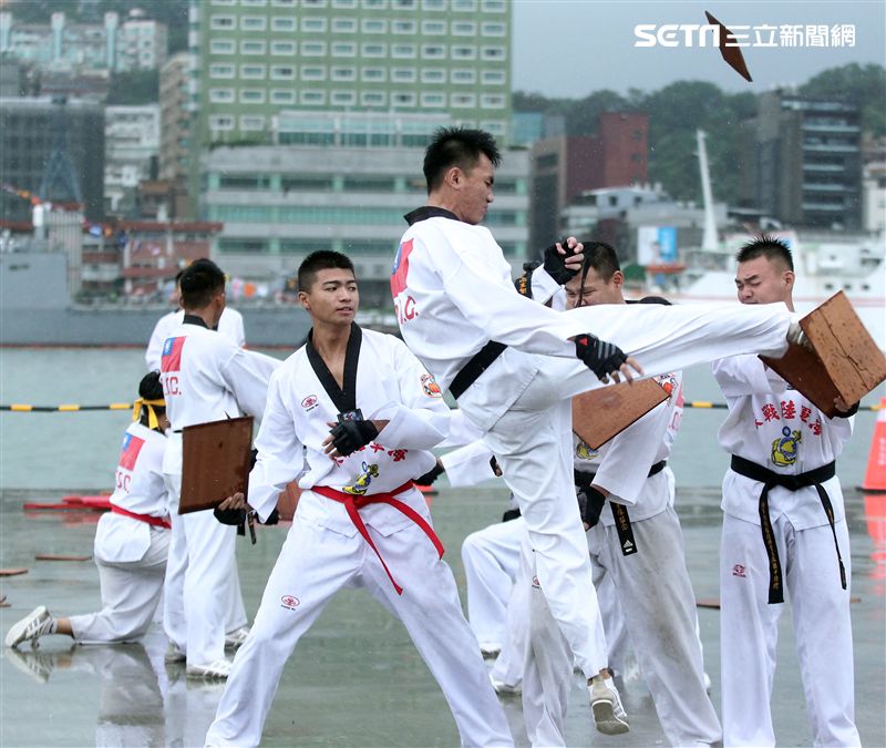 海軍陸戰隊學校莒拳隊戰技操演。（記者邱榮吉/攝影）