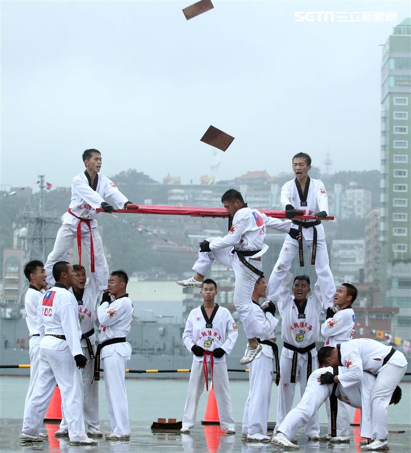 海軍陸戰隊學校莒拳隊戰技操演。（記者邱榮吉/攝影）