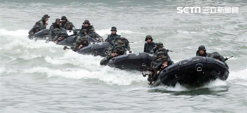 海軍陸戰隊兩棲偵搜大隊海上操舟。（記者邱榮吉/攝影）
