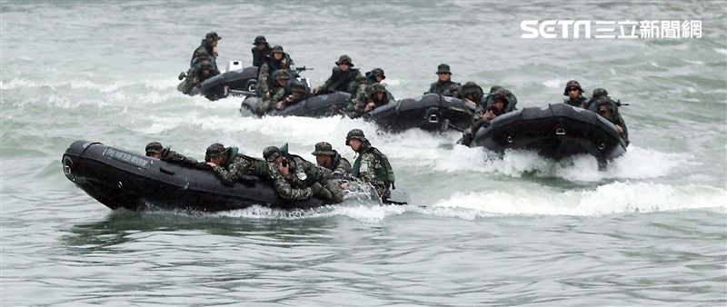 海軍陸戰隊兩棲偵搜大隊海上操舟。（記者邱榮吉/攝影）