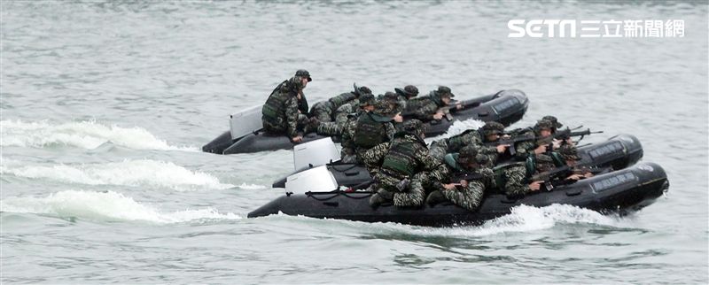 海軍陸戰隊兩棲偵搜大隊海上操舟。（記者邱榮吉/攝影）