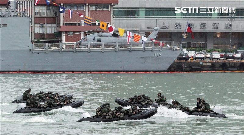 海軍陸戰隊兩棲偵搜大隊海上操舟。（記者邱榮吉/攝影）