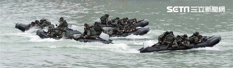 海軍陸戰隊兩棲偵搜大隊海上操舟。（記者邱榮吉/攝影）