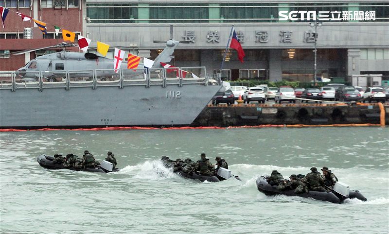海軍陸戰隊兩棲偵搜大隊海上操舟。（記者邱榮吉/攝影）