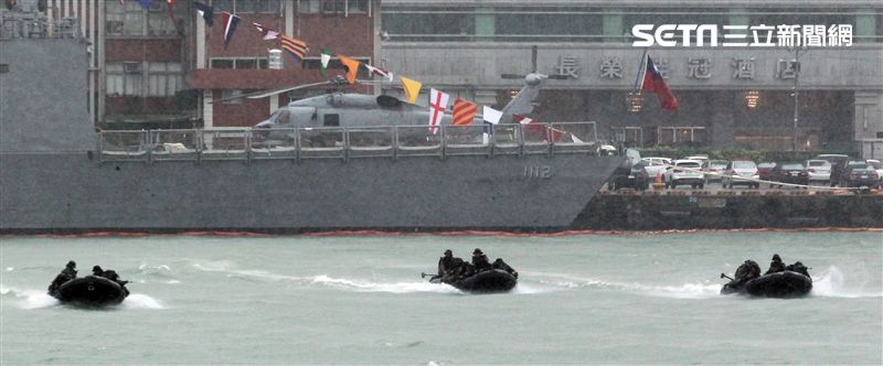 海軍陸戰隊兩棲偵搜大隊海上操舟。（記者邱榮吉/攝影）