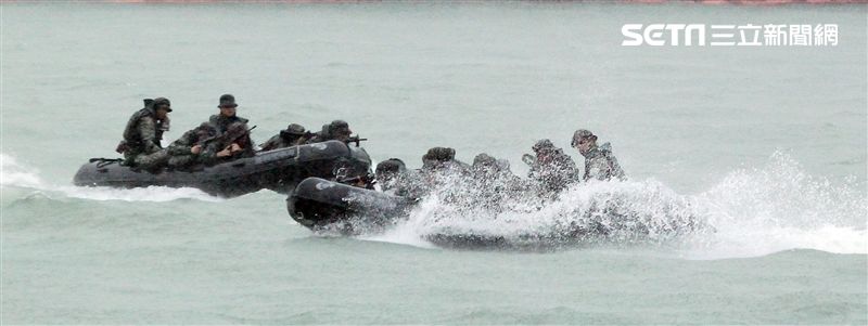海軍陸戰隊兩棲偵搜大隊海上操舟。（記者邱榮吉/攝影）