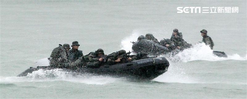 海軍陸戰隊兩棲偵搜大隊海上操舟。（記者邱榮吉/攝影）