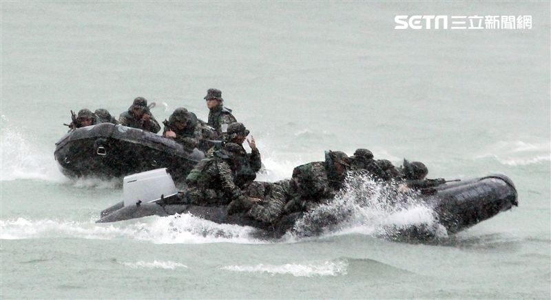 海軍陸戰隊兩棲偵搜大隊海上操舟。（記者邱榮吉/攝影）