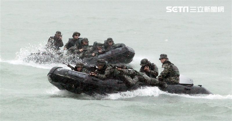 海軍陸戰隊兩棲偵搜大隊海上操舟。（記者邱榮吉/攝影）