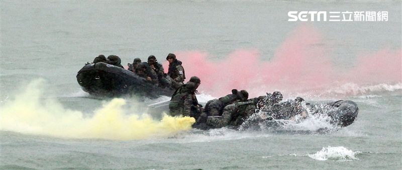海軍陸戰隊兩棲偵搜大隊海上操舟。（記者邱榮吉/攝影）