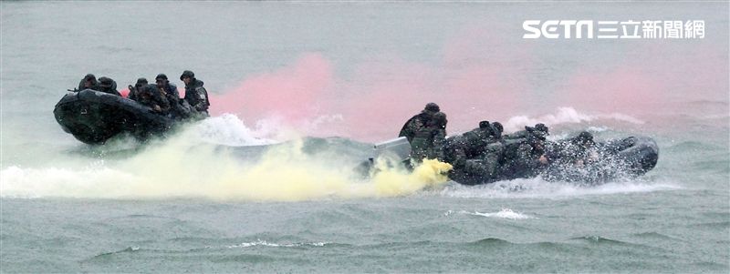 海軍陸戰隊兩棲偵搜大隊海上操舟。（記者邱榮吉/攝影）