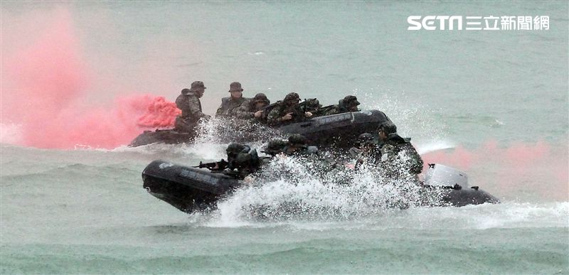 海軍陸戰隊兩棲偵搜大隊海上操舟。（記者邱榮吉/攝影）