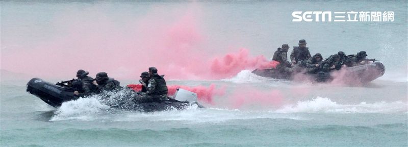 海軍陸戰隊兩棲偵搜大隊海上操舟。（記者邱榮吉/攝影）
