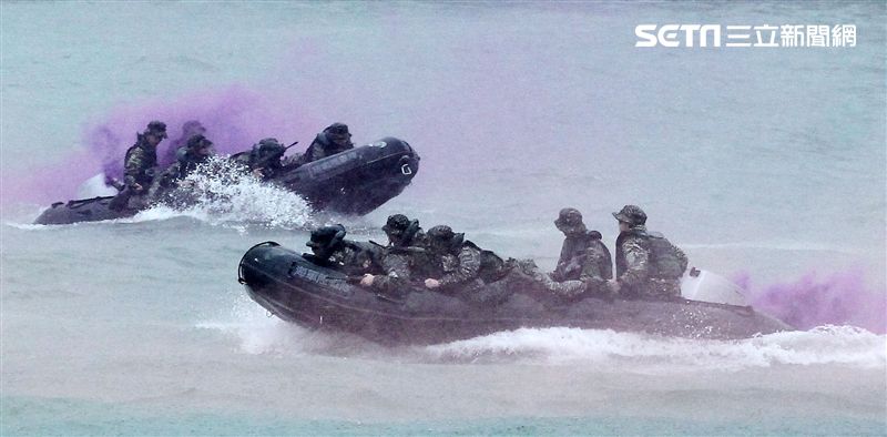 海軍陸戰隊兩棲偵搜大隊海上操舟。（記者邱榮吉/攝影）