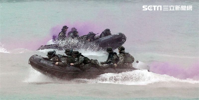 海軍陸戰隊兩棲偵搜大隊海上操舟。（記者邱榮吉/攝影）