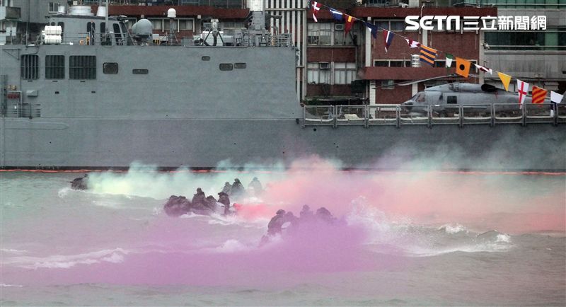 海軍陸戰隊兩棲偵搜大隊海上操舟。（記者邱榮吉/攝影）