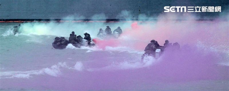 海軍陸戰隊兩棲偵搜大隊海上操舟。（記者邱榮吉/攝影）