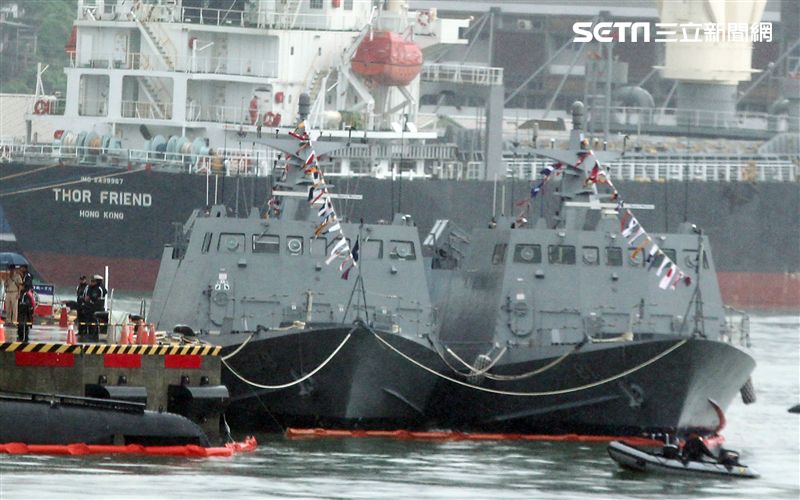 海軍首次選在基隆港東、西碼頭辦理裝備靜態展示、動態表演，茄比級潛艦首次開放民眾入內參觀。（記者邱榮吉/攝影）