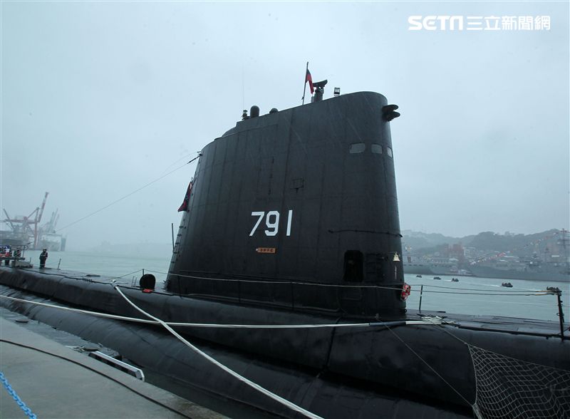 海軍首次選在基隆港東、西碼頭辦理裝備靜態展示、動態表演，茄比級潛艦首次開放民眾入內參觀。（記者邱榮吉/攝影）