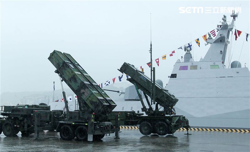 海軍首次選在基隆港東、西碼頭辦理裝備靜態展示、動態表演，茄比級潛艦首次開放民眾入內參觀。（記者邱榮吉/攝影）