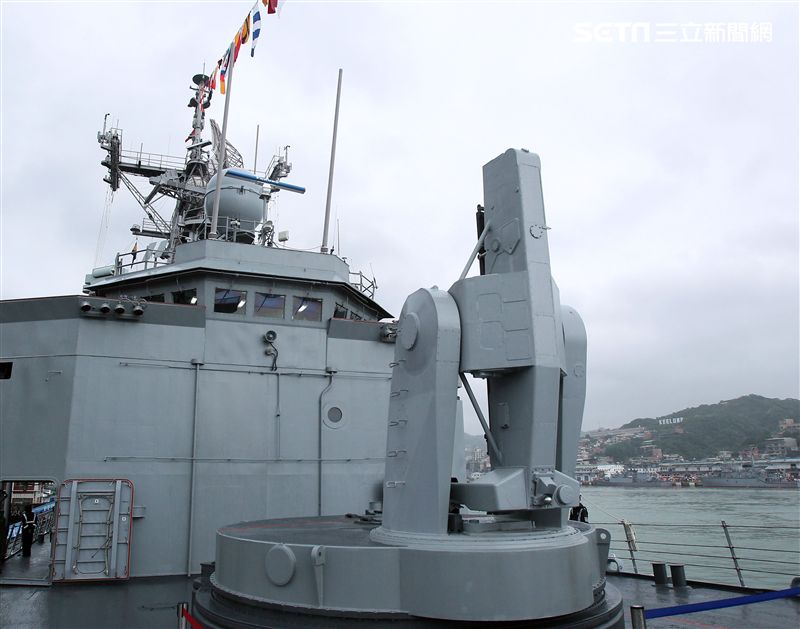 海軍首次選在基隆港東、西碼頭辦理裝備靜態展示、動態表演，茄比級潛艦首次開放民眾入內參觀。（記者邱榮吉/攝影）