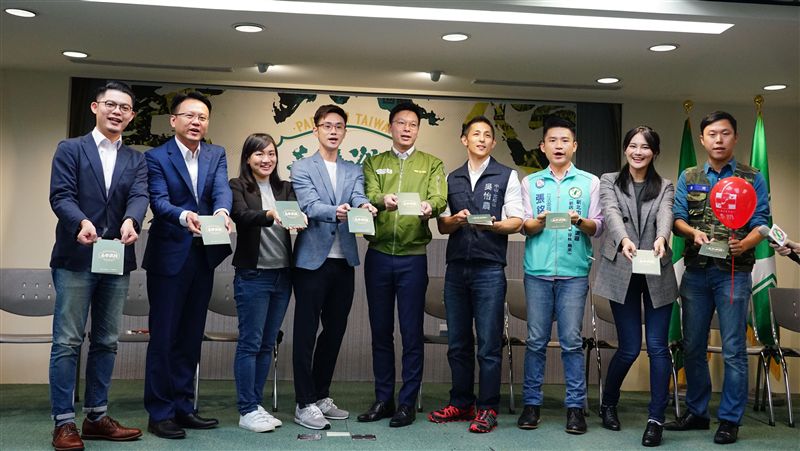 民進黨封街辦派對　慶創黨33週年
