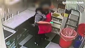 一之軒烘焙坊內湖店王姓女同事喝下漂白水後喉嚨灼傷（翻攝畫面）