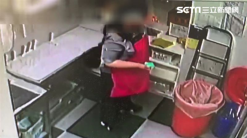 她在水瓶摻漂白水　女同事喝下喉嚨痛