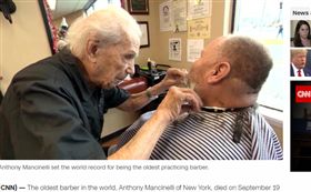 剪了96年！「最高齡理髮師」108歲去世　傳奇一生曝光（圖／翻攝自CNN）