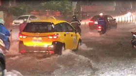 基隆八堵車站附近傳出許多地方淹水和積水。（圖／翻攝畫面）