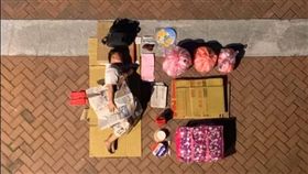 幫街友開箱。（圖／翻攝自人安基金會臉書）
https://www.facebook.com/homeless.tw/videos/915383955527018/?v=915383955527018