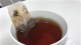 茶包疑含上億塑膠微粒  食藥署將研究國際一項研究指出，部分茶包泡在熱水中會釋出數十億顆塑膠微粒，引發關注。衛福部食藥署27日指出，目前塑膠微粒健康風險還未可知，預計明年將進行相關研究。中央社記者張茗喧攝  108年9月27日
