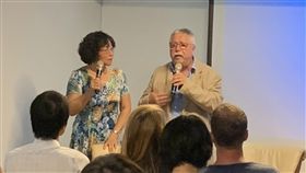 德國詩人比爾曼來台  肯定台灣擁有財富與自由德國詩人沃爾夫．比爾曼（Wolf Biermann）（後右）自傳中文版在台出版，他27日出席新書發表會表示，台灣的社會證明，不是用財富就能保證一切，應該先有自由，才有財富。中央社記者陳政偉攝　108年9月27日