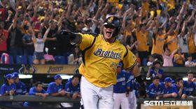 中信兄弟林智勝再見安打，總教練伯納給予鼓勵。（圖／記者王怡翔攝影）