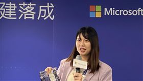 7年級女生挑大梁 簡報文字辨識技術微軟AI（人工智慧）研發中心27日舉辦擴建落成記者會，7年級生的軟體研發經理張羽祈（圖）上台簡報微軟開發中的文字辨識技術「視覺文字智慧」，展現大將之風。中央社記者吳家豪攝 108年9月27日