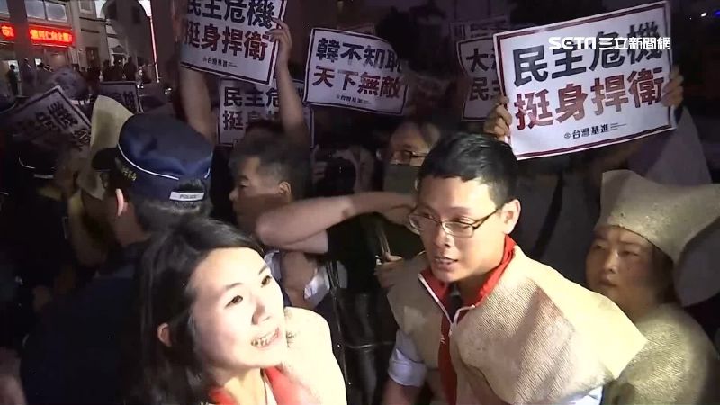 韓國瑜準時下班！基進黨穿喪服堵議會