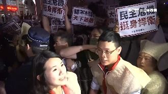 韓國瑜準時下班！基進黨穿喪服堵議會