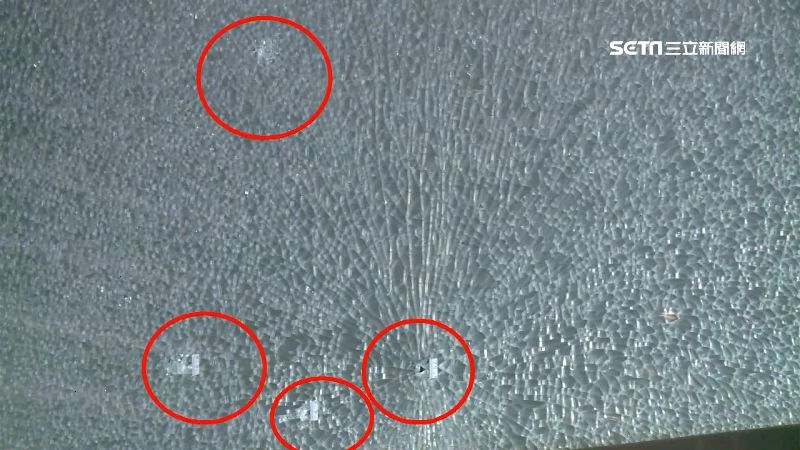 蘆洲深夜巨響　玻璃門遭鋼珠射破6洞