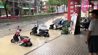 汐止連夜豪雨！工程泥石阻塞淹機車
