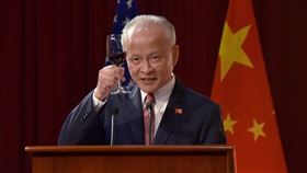 或許是因為出席層級過低，與會人士透露，中國駐美大使崔天凱（圖）在介紹賓客時，一改外交慣例，先介紹立場親中的前美駐中大使芮效儉後，才介紹現任美方官員。（中新社提供）