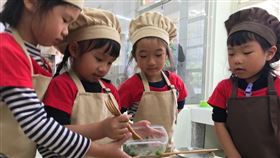 新竹市大庄附幼創意課程  獲教學卓越金質獎新竹市香山區大庄國小附設幼兒園推動STEM科學教育，帶學生走入社區認識水資源與稻米產物，實作課程多元創新，獲108年度教育部教學卓越獎金質獎肯定。（新竹市政府提供）中央社記者魯鋼駿傳真  108年9月27日