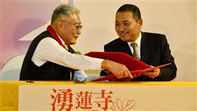 湧蓮寺捐款建慈善大樓  侯友宜陳宏昌簽約新北市蘆洲區湧蓮寺捐款新台幣6億元興建慈善公益大樓，27日下午在市府舉行簽約儀式，市長侯友宜（右）與湧蓮寺主委陳宏昌（左）簽約。中央社記者黃旭昇新北攝  108年9月27日