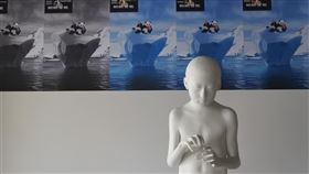 可口可樂曾是蝌蚪啃?  上海藝術季展現歷史特色藝術家何翔宇的雕塑搭配舊海報，捕捉了小男孩打開可口可樂易開罐的瞬間，他對於西方文化進入東方的猶豫與好奇。中央社記者張淑伶上海攝  108年9月28日